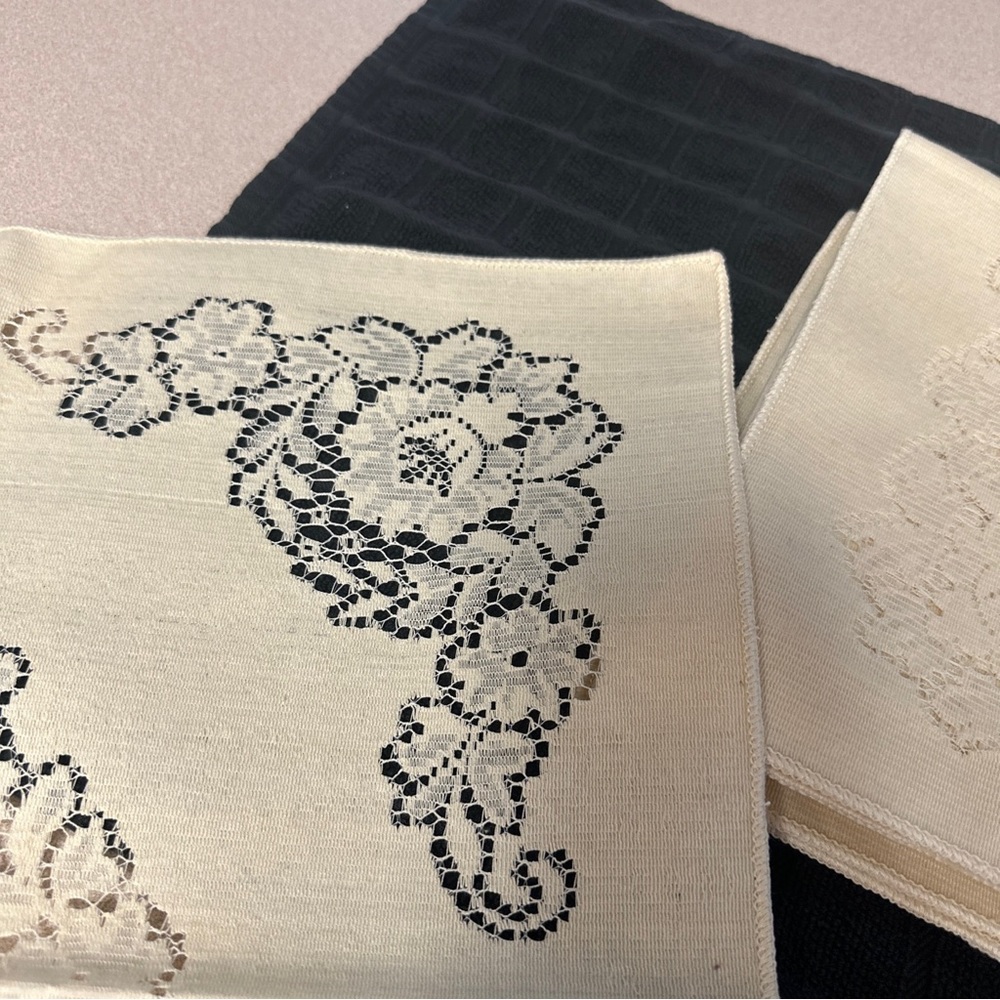 New vintage set of 6 Quaker Lace cloth napkins. Permanent press and soil release